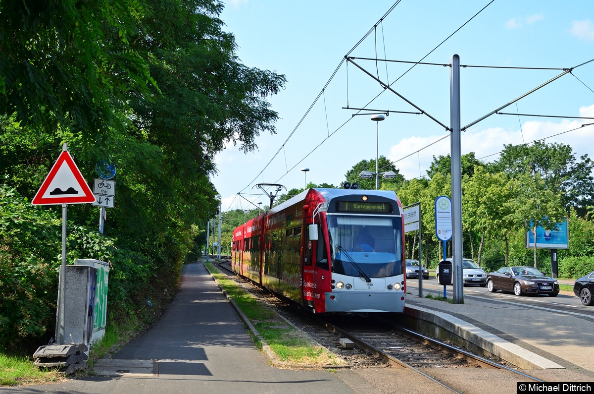 1020 steht in der Haltestelle Siedlerheim wo er wendet und sich nun auf den Weg nach Sarreguemines machen wird. Bild: 1020 steht in der Haltestelle Siedlerheim wo er wendet und sich nun auf den Weg nach Sarreguemines machen wird.