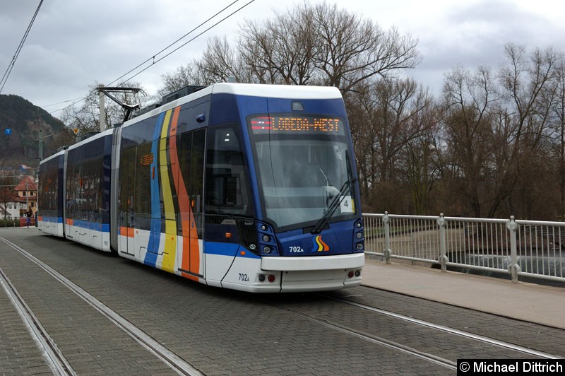 Bild: TW 702 als Linie 4 auf der Brücke kurz hinter der Haltestelle Paradiesbahnhof.