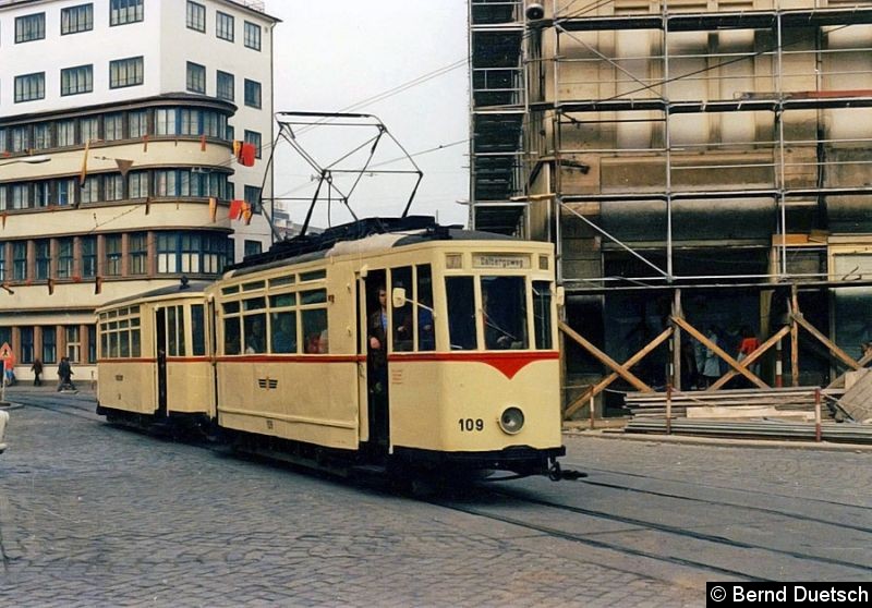 Tw 109 (Serie 106 - 111, 1943 von der Waggonfabrik in Gotha gebaut) biegt mit seinem Beiwagen von der Johannesstraße auf den Anger ein. Bild: Tw 109 (Serie 106 - 111, 1943 von der Waggonfabrik in Gotha gebaut) biegt mit seinem Beiwagen von der Johannesstraße auf den Anger ein.