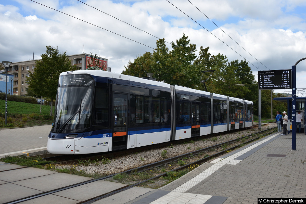 TW 851 als Linie 2 an der Haltestelle Enver-Şimşek-Straße.