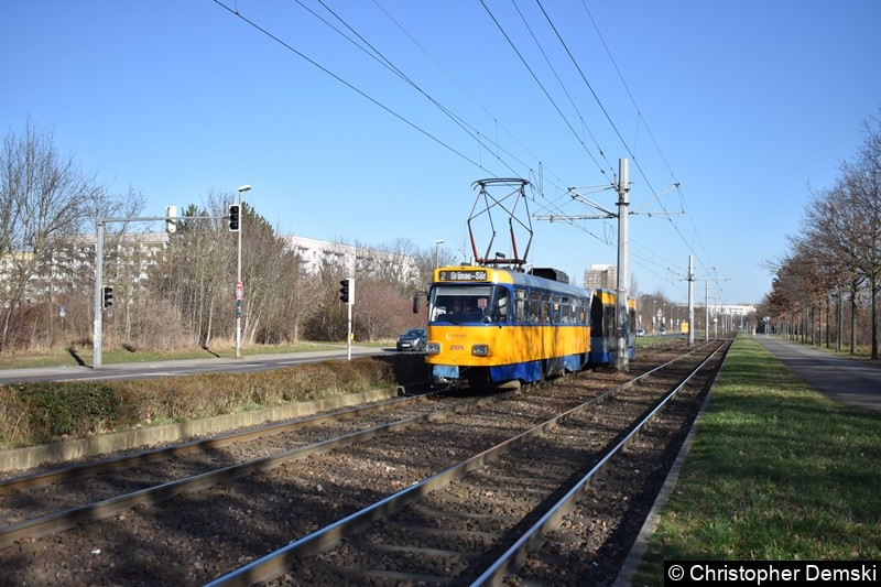 Bild: TW 2105+912 als Linie 2 kurz vor der Haltestelle Ratzelbogen