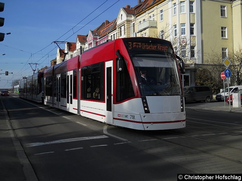 Bild: TW 718+633 bei der Ausfahrt aus der Haltestelle Baumerstraße.