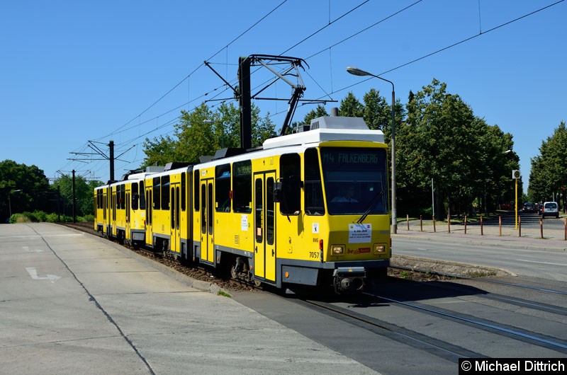 Bild: 7057 + 7058 vor der Haltestelle Stadion Buschallee/Hansastr.