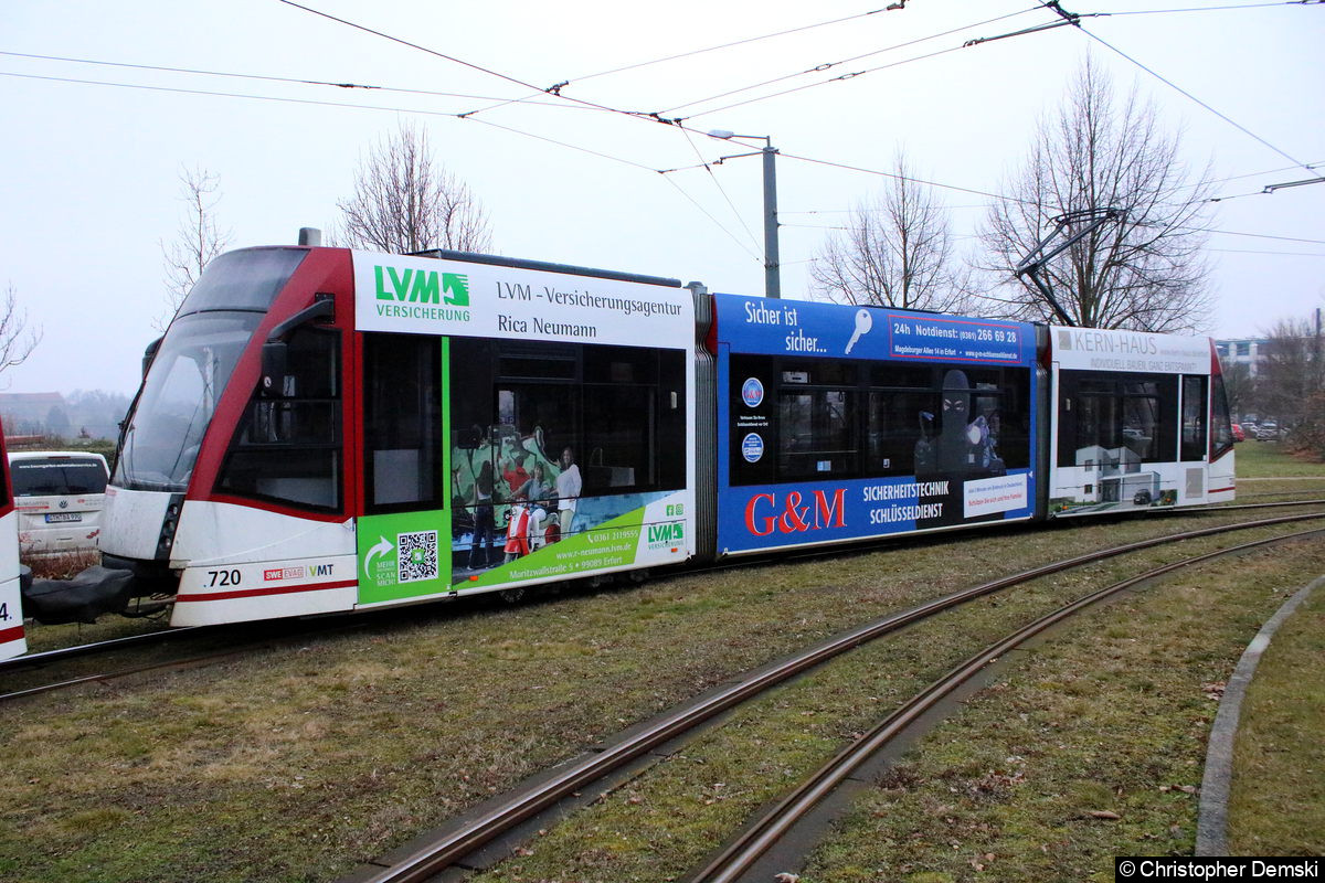 Tw 720 als zweiter Wagen (Linie 4) in der Schleife Hauptfriedhof.