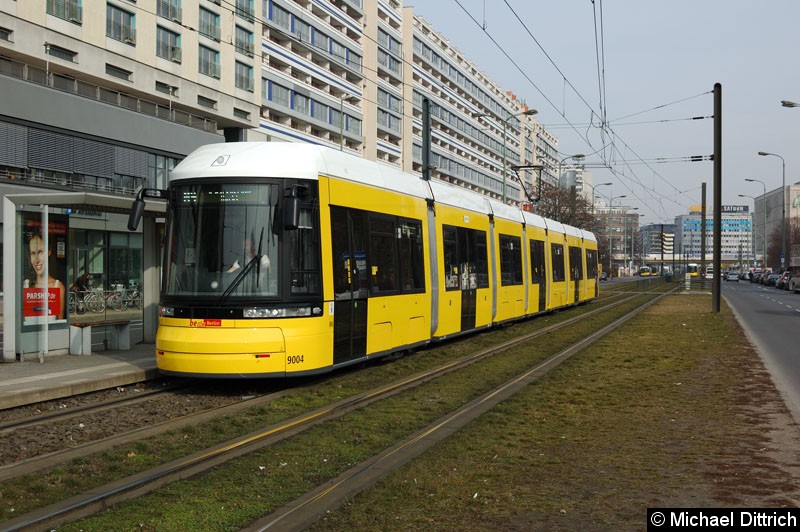 Bild: 9004 als Linie M4 an der Haltestelle Spandauer Str./Marienkirche.