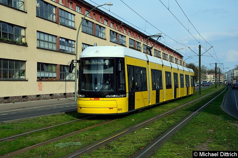 Bild: 9019 als Linie M4 in der Buschallee kurz vor der gleichnamigen Haltestelle.