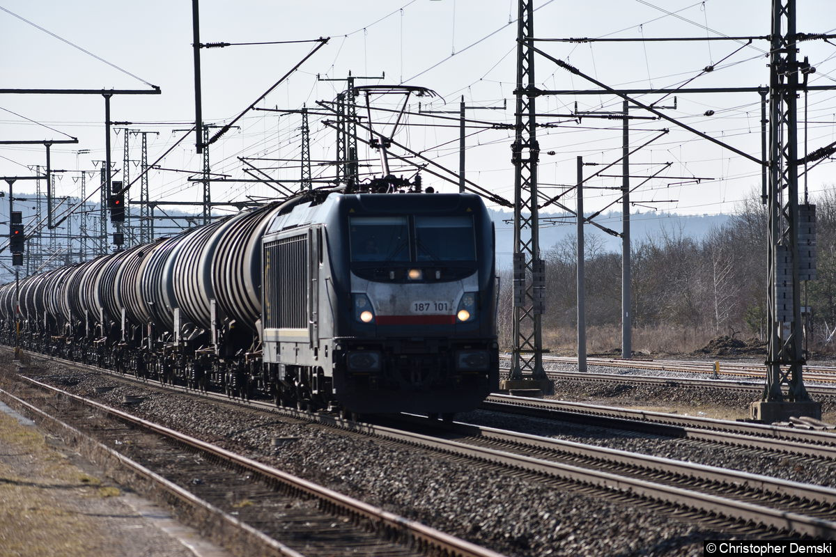 187 101 mit einen Kesselzug bei der Durchfahrt in Neudietendorf.