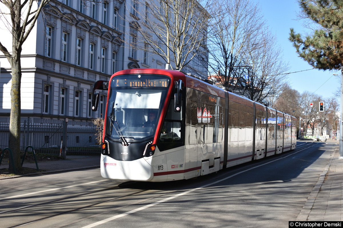 Tw 813 als Linie 4 in der Lutherstraße in Richtung Ringelberg.