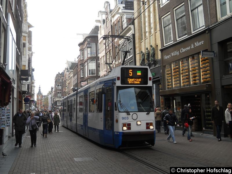 Bild: TW 903 auf der Linie 5 in Richtung Centraal Station zwischen Keizergracht und Konigsplein.