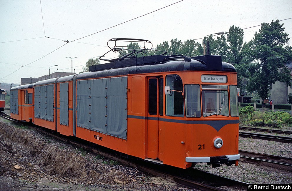 Auch einige andere Straßenbahnfahrzeuge wurden an diesem Tag abgelichtet. Hier ist ein im Jahr 1982 wieder in Betrieb genommener Güter-
Straßenbahnzug im Betriebshofgelände zu sehen. Güter-Tw 21 ist aus dem Gotha-Gelenkwagen 185 entstanden. Bild: Auch einige andere Straßenbahnfahrzeuge wurden an diesem Tag abgelichtet. Hier ist ein im Jahr 1982 wieder in Betrieb genommener Güter-
Straßenbahnzug im Betriebshofgelände zu sehen. Güter-Tw 21 ist aus dem Gotha-Gelenkwagen 185 entstanden.