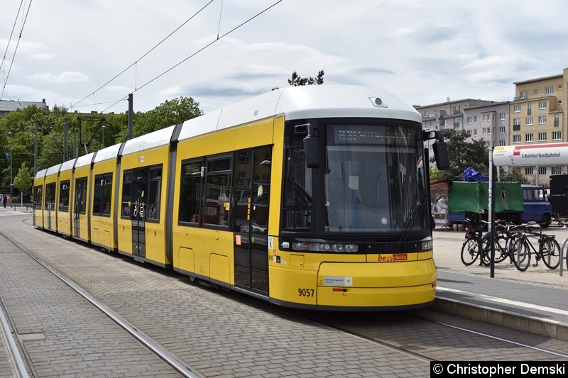 Bild: TW 9057 als M10 am Nordbahnhof beim Fahrgastwechsel.