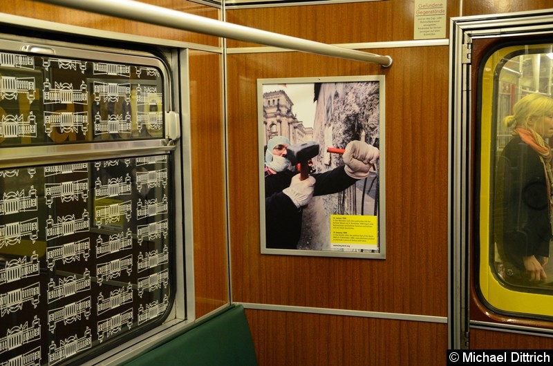 Bild: 12. Januar 1990:
In den Monaten nach dem politischen Fall der Berliner Mauer am 9. November 1989 legen viele Berlinerinnen und Berliner Hand an und sichern sich ein Stück Geschichte.