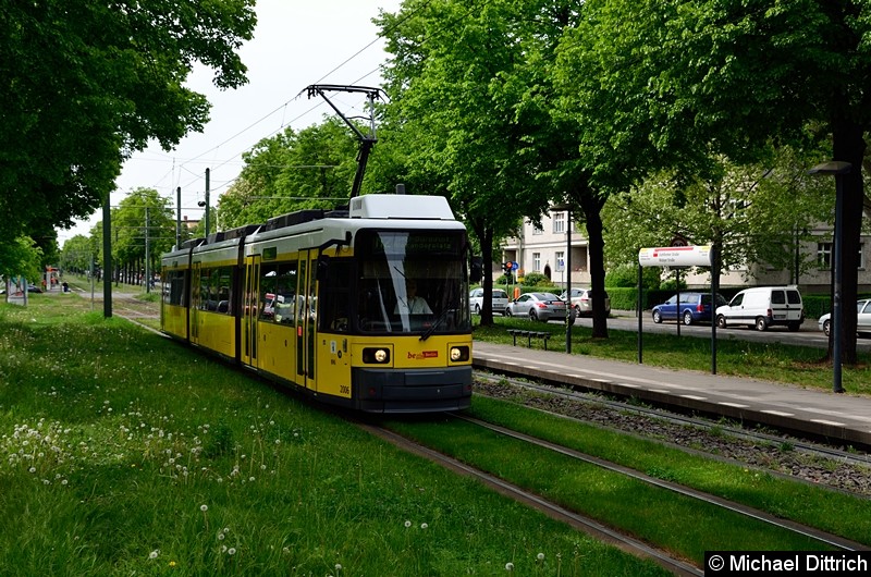 2006 als Linie M2 zwischen den Haltestellen Stahlheimer Str./Wisbyer Str und Prenzlauer Allee/Ostseestr. Bild: 2006 als Linie M2 zwischen den Haltestellen Stahlheimer Str./Wisbyer Str und Prenzlauer Allee/Ostseestr.