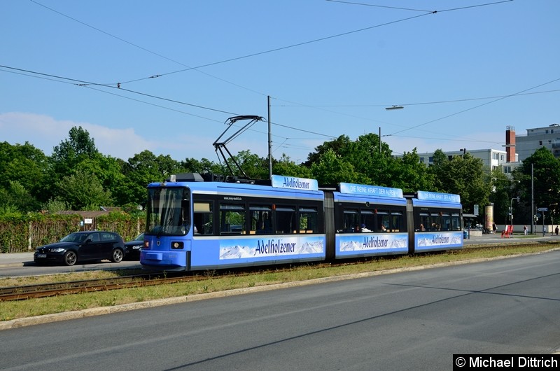 Bild: 2134 erreicht als Linie 12 in Kürze die Endhaltestelle U Scheidtplatz.