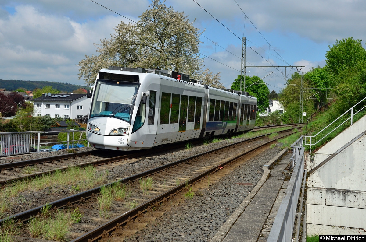 Wagen 754 (NVR: 94 80 0689 754-0 D-RBK) erreicht als Linie RT4 den Haltepunkt Kassel-Kirchditmold.