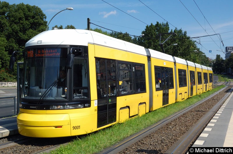 Bild: 9001 als Linie M5 an der Haltestelle Platz der Vereinten Nationen.