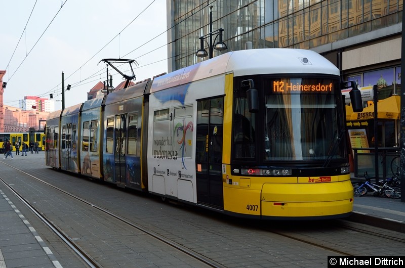 Bild: 4007 als Linie M2 an der Haltestelle S+U Alexanderplatz.