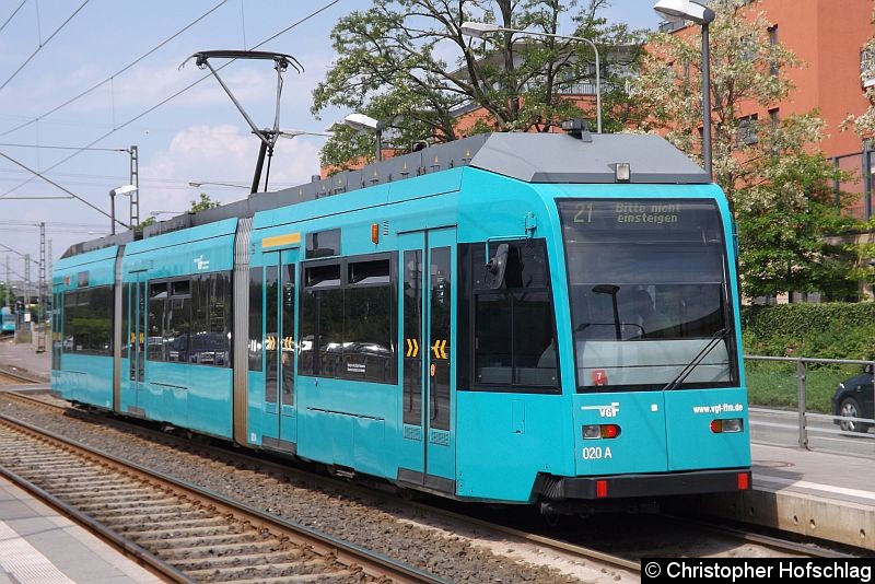 Bild: TW 020 als Linie 21 an der Haltestelle Mönchhofstraße.