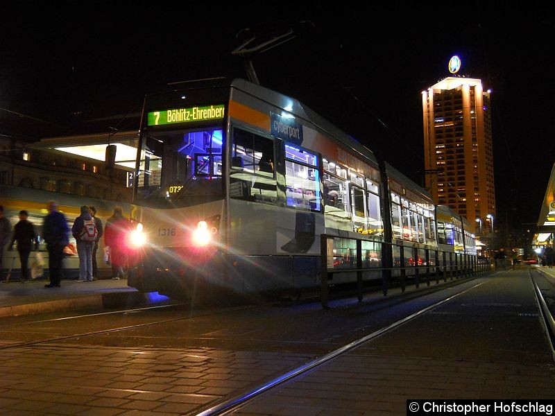 Bild: TW 1316+1325 am Hauptbahnhof.