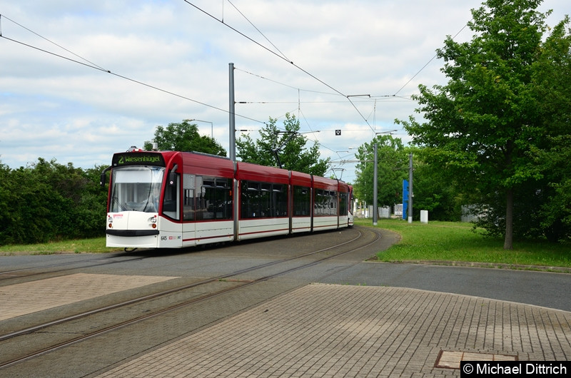 Combino 645 und 706 erreichen als Linie 2 die Endstelle Messe/ega.