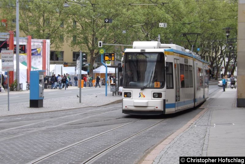 Bild: TW 616 bei der Einfahrt in die Haltestelle Holzmarkt, Stadtzentrum.