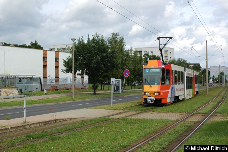145 als Linie 4 bei der Ankunft in Sachsendorf.
Das Zielschild und die Liniennummer wechseln bereits auf das Ziel und Linie. Bild: 145 als Linie 4 bei der Ankunft in Sachsendorf.
Das Zielschild und die Liniennummer wechseln bereits auf das Ziel und Linie.