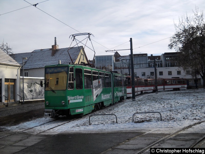 Nach zwei Unfällen auf der Strecke der Linie 3, wendete außerplanmäßig der 518+519+405 in der Schleife am Domplatz. Bild: Nach zwei Unfällen auf der Strecke der Linie 3, wendete außerplanmäßig der 518+519+405 in der Schleife am Domplatz.