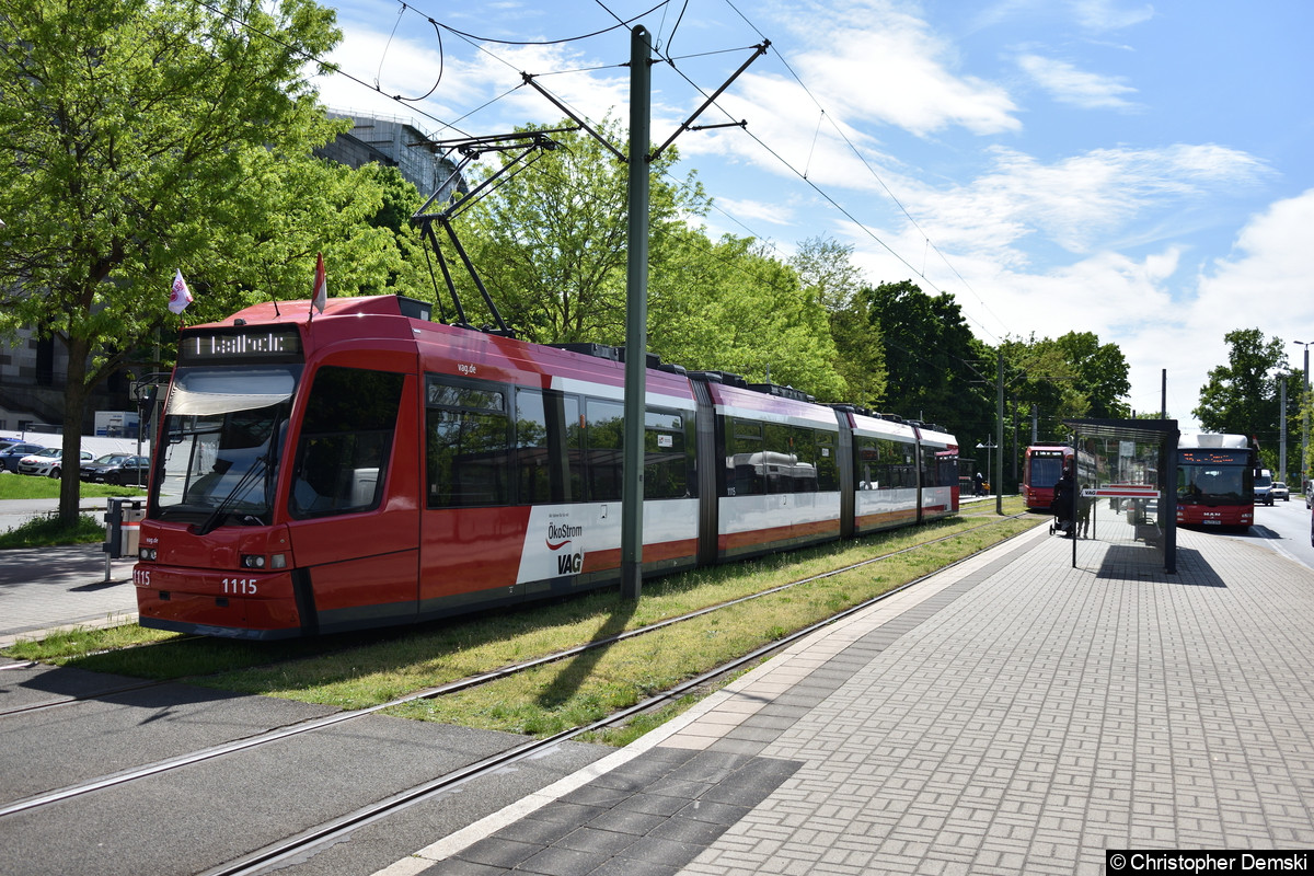 Tw 1115 als Linie 6 an der Haltestelle Doku-Zentrum.
