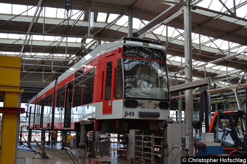 MGT6D 649 steht Aufgebockt in der Straßenbahnwerkstatt. Bild: MGT6D 649 steht Aufgebockt in der Straßenbahnwerkstatt.