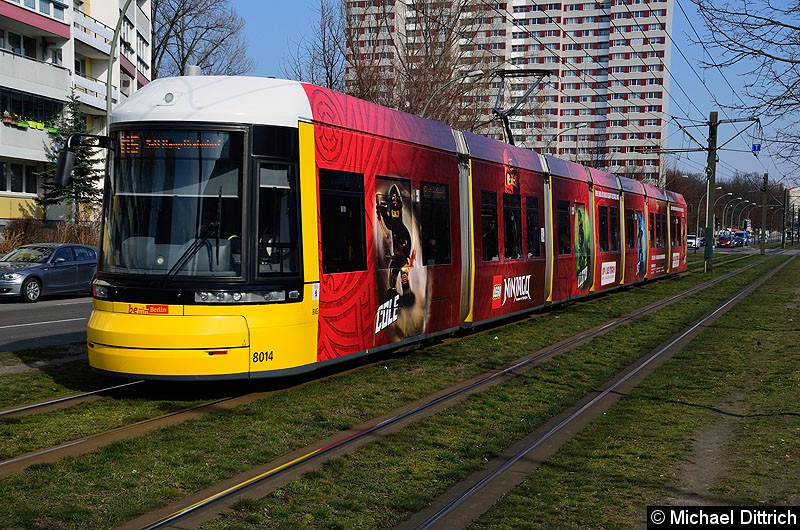 Bild: 8014 als Linie M5 kurz vor der Haltestelle Büschingstr.