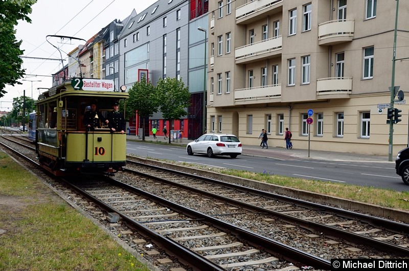Bild: Wagen 10 kommt von der Ausstellung 150 Jahre Straßenbahn Berlin und ist kurz vor der Haltestelle
Landsberger Allee/Petersburger Str.