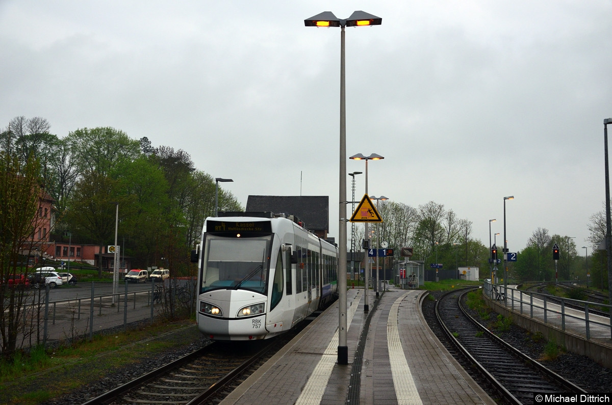 Wagen 757 (NVR: 94 80 0689 757-2 D-RBK) steht als Linie RT4 im Bahnhof Wolfhagen.