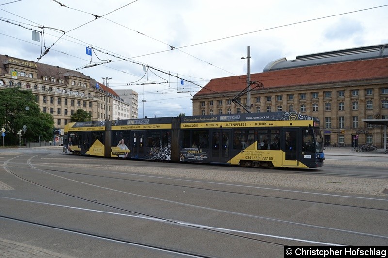 Bild: TW 1115 bei der Einfahrt in die Haltestelle Hauptbahnhof