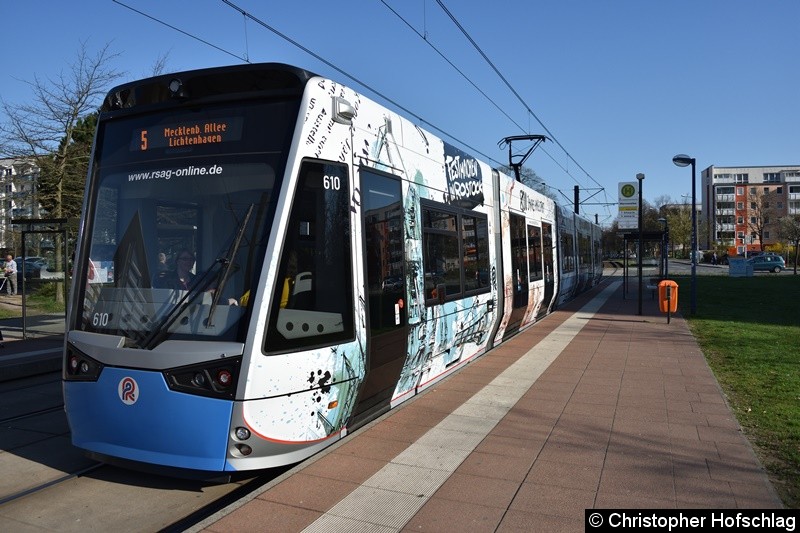 Bild: TW 610 als Linie 5 an der Haltestelle Warnowallee.