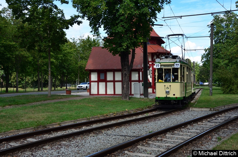 Bild: Der historische Triebwagen 124 und sein Beiwagen 300 verlassen die Haltestelle Herrenkrug.