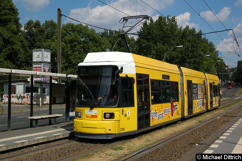 Bild: 2039 als Linie M8 in der Haltestelle Platz der Vereinten Nationen.
