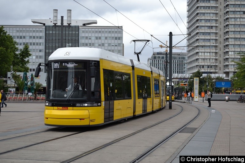 Bild: TW 9027 als Linie M4 beim Verlassen der Haltestelle U Alexanderplatz.