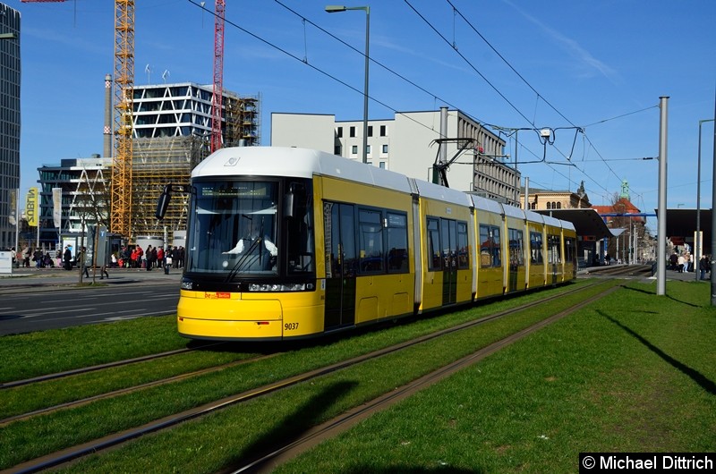 Bild: 9037 als Linie M8 kurz hinter der Haltestelle Hauptbahnhof.