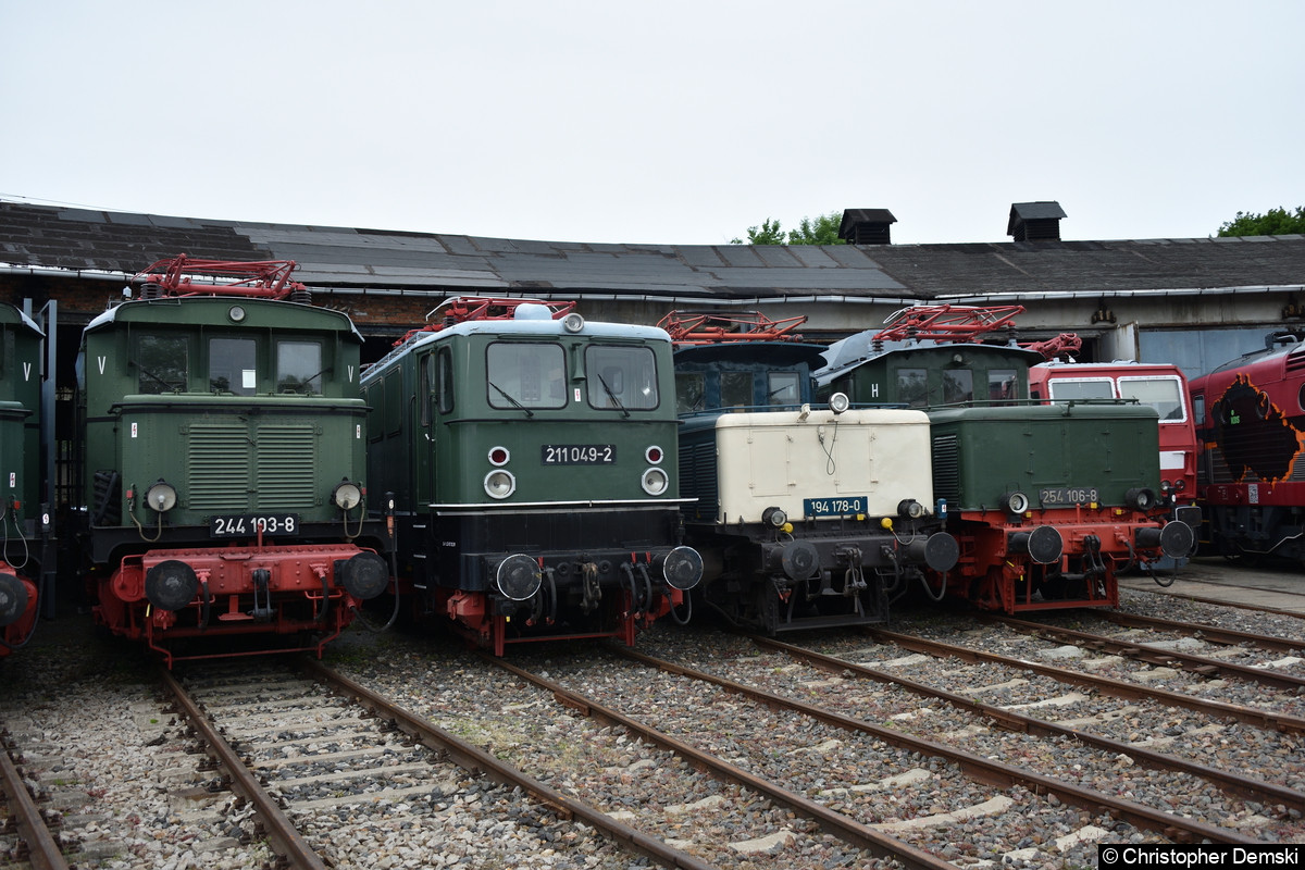244 103-8, 211 049-2, 194 178-0 und 294 106-8 vor den Lokschuppen im Eisenbahnmuseum Weimar.