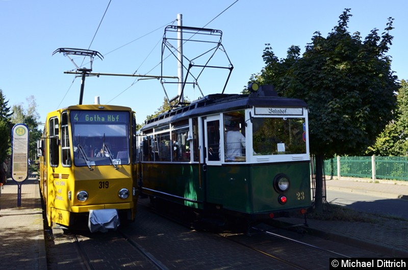 Bild: Wagen 23 trifft auf Wagen 319 an der Haltestelle Wagenhalle.