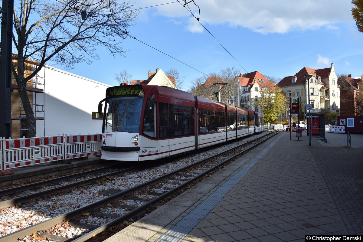 Bild: TW 630+701 als Linie 4 bei der Durchfahrt der Haltestelle Gorkistraße.