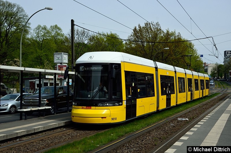 Bild: 9018 als Linie M5 an der Haltestelle Platz der Vereinten Nationen.