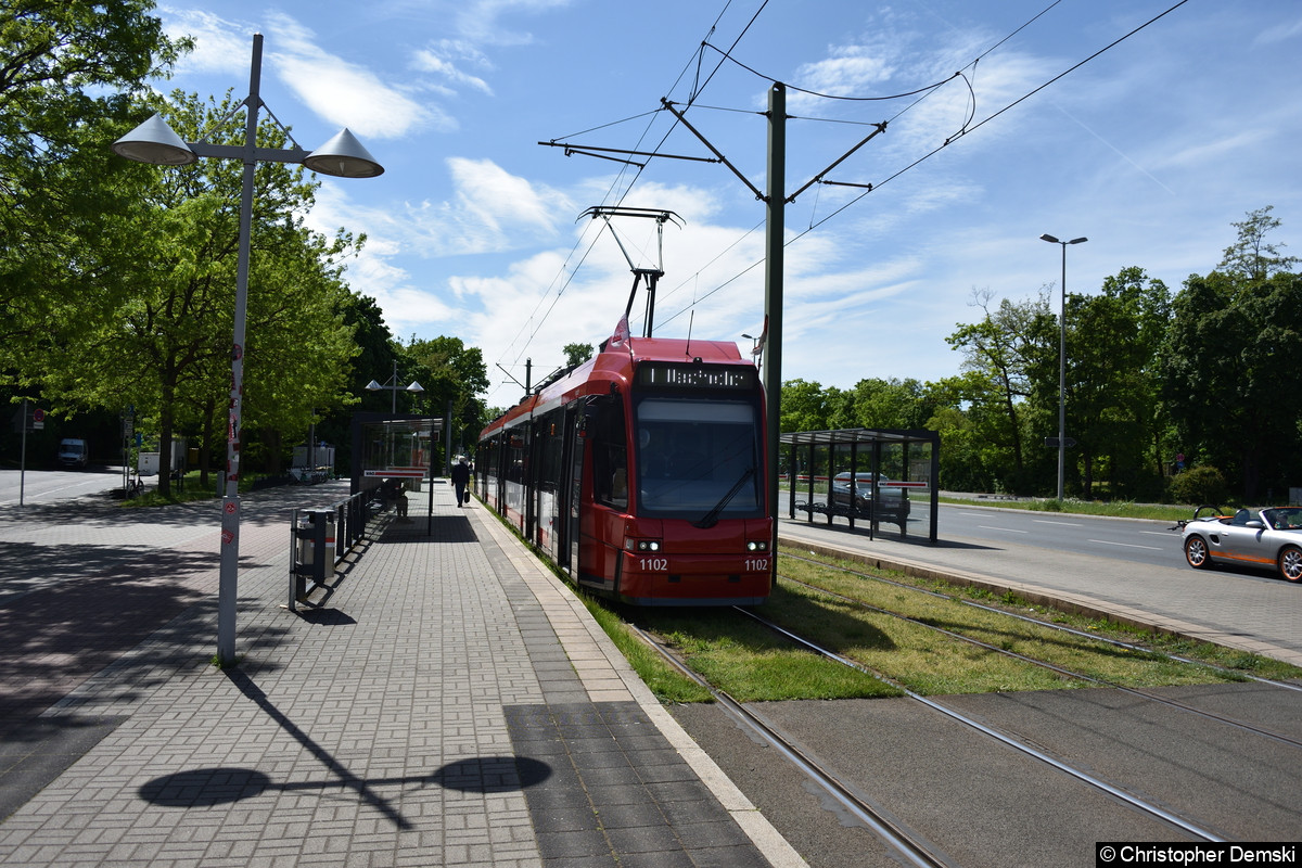 Tw 1102 als Linie 6 an der Haltestelle Doku-Zentrum.