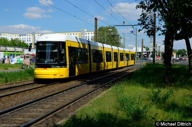 Bild: 9061 als Linie M8 hinter der Haltestelle Allee der Kosmonauten/Rhinstraße.