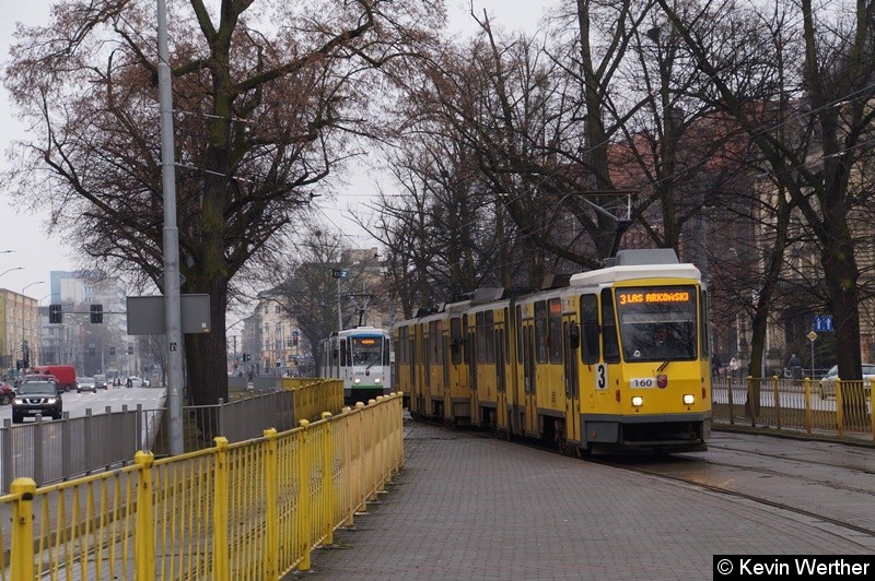 Bild: KT4Dt TW 160+161 als Linie 3 nach LAS ARKOŃSKI und KT4Dt TW 109 als Linie 1 nach GŁĘBOKIE, fahren gerade die Haltestelle Plac Żołnierza Polskiego jeweils auf gleis 1 und 2 ein
