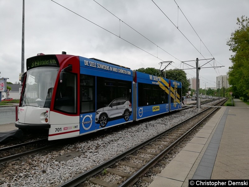 Bild: TW 701 als zweiter Wagen einer Combino-Traktion, auf der Linie 3 an der Haltestelle Warschauer Straße.