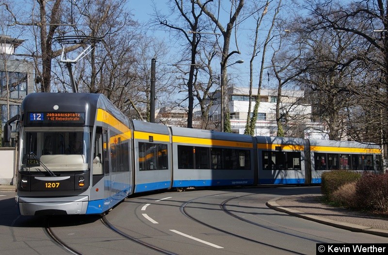 Bild: TW 1207 als Linie 12 Johannisplatz/ 4E Riebeckstraße passiert die Kurve Lützow-/Gohliser Str.