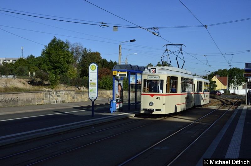 Bild: Wagen 43 und Beiwagen 93 im Korso auf dem Weg zum Hauptbahnhof an der Haltestelle Huttenstraße.