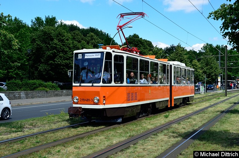 219 481-3 fuhr als siebenter Wagen in einem Straßenbahnkorso anlässlich 150 Jahre Straßenbahn in Berlin.