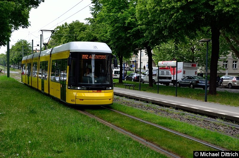 4025 als Linie M12 zwischen den Haltestellen Stahlheimer Str./Wisbyer Str. und Prenzlauer Allee/Ostseestr. Bild: 4025 als Linie M12 zwischen den Haltestellen Stahlheimer Str./Wisbyer Str. und Prenzlauer Allee/Ostseestr.